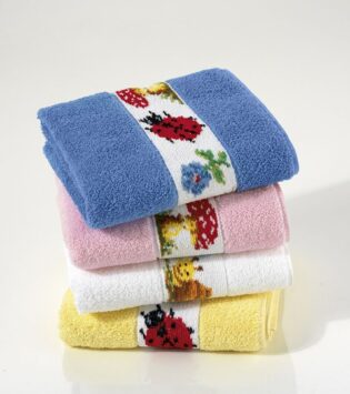 Kinder-Handtuch von Feiler aufeinander gestappelt in Gelb, Rosa, Weiss und blau aus weichem Frottee. Die Bordüre zeigt bunte Motive: eine lächelnde Schnecke, blaue Blumen, einen roten Marienkäfer und einen roten Pilz mit gelbem Stiel, abwechselnd angeordnet.