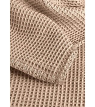 Detailansicht des plaid Waffelpique-Stoffs ‚La Diva‘ in der Farbe sand mit feiner Wabenstruktur.