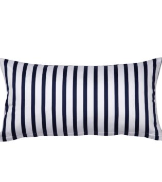 rechteckige kissen in der Farbe nachtschattenblau mit weißen vertikalen Streifen auf hellem Hintergrund, schlichtes, modernes Design.