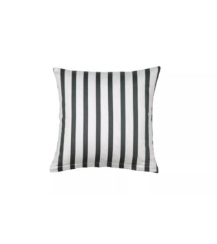 Quadratisches kissen in der Farbe anthrazit mit weißen vertikalen Streifen auf hellem Hintergrund, schlichtes, modernes Design.