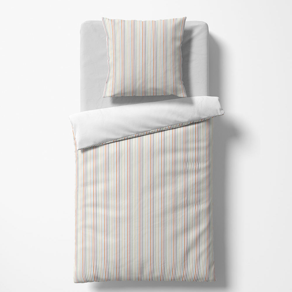 Streifen Bettwäsche Provence Cassis mit bunten streifen in Grün, Orange, Blau, Gelb und Pink einem fertig bezogenen Bett vor weißem Hintergrund.