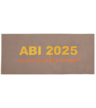 braunes Handtuch auf weißem Hintergrund. In der Mitte steht in großen gelben Buchstaben „ABI 2025“. Darunter befindet sich in orangen Großbuchstaben die Aufschrift „ALLES IN TROCKENEN TÜCHERN“.