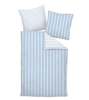 Streifen Bettwäsche 39028 von Janine Bettwäsche-Set in der Farbe perlblau und weißen vertikalen Streifen. Das Set besteht aus einem Bettdeckenbezug und zwei Kissenbezügen. Die Streifen sind auf einer Seite des Bettbezugs perlblau mit weißen Linien, die Rückseite zeigt das umgekehrte Muster mit weißen Hintergrund und perlblau Streifen.