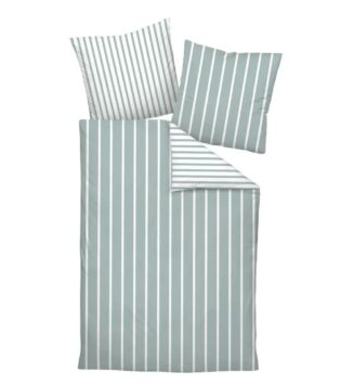 Streifen Bettwäsche 39028 von Janine Bettwäsche-Set in der Farbe salbeigruen und weißen vertikalen Streifen. Das Set besteht aus einem Bettdeckenbezug und zwei Kissenbezügen. Die Streifen sind auf einer Seite des Bettbezugs salbeigruen mit weißen Linien, die Rückseite zeigt das umgekehrte Muster mit weißen Hintergrund und salbeigruen Streifen.