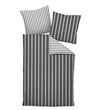 Streifen Bettwäsche 39028 von Janine Bettwäsche-Set in der Farbe anthrazit und weißen vertikalen Streifen. Das Set besteht aus einem Bettdeckenbezug und zwei Kissenbezügen. Die Streifen sind auf einer Seite des Bettbezugs anthrazit mit weißen Linien, die Rückseite zeigt das umgekehrte Muster mit weißen Hintergrund und anthrazit Streifen.