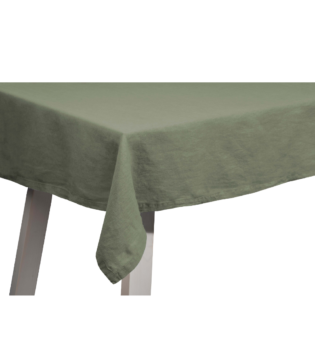 Eine Ecke eines rechteckigen Tisches ist Lars Tischdecke in der Farbe Moos aus Leinen. Die Tischdecke hängt sauber über den Rand und fällt in einer Spitze zur Ecke hin herab. Der Tisch hat zwei helle Bein, die unter der Tischdecke sichtbar sind.