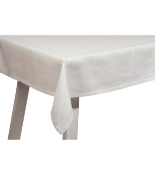 Eine Ecke eines rechteckigen Tisches ist Lars Tischdecke in der Farbe weiss aus Leinen. Die Tischdecke hängt sauber über den Rand und fällt in einer Spitze zur Ecke hin herab. Der Tisch hat zwei helle Bein, die unter der Tischdecke sichtbar sind.