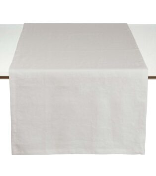 Ein sauber gefaltetes, Stoffserviette in der Farbe weiss liegt auf einer ebenen Fläche. Die Serviette ist doppellagig gefaltet, wobei eine Ecke nach oben und zur Seite hin spitz abgeknickt ist, sodass eine elegante, dreidimensionale Form entsteht. Der Stoff wirkt lässig.