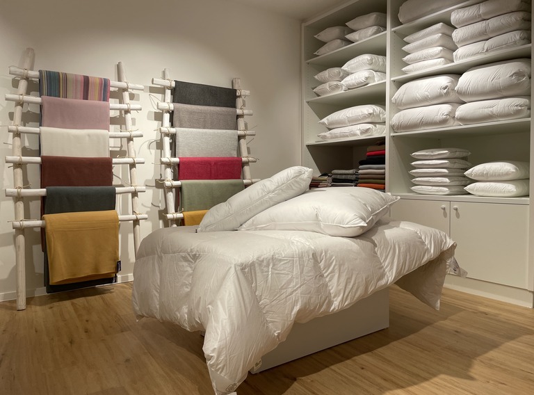 Bett, Bettdecke und Kissen- N&K Bielefelder Wäsche Aachen