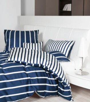 Streifen Bettwäsche 39028 von Janine Bettwäsche-Set in der Farbe nachtschattenblau und weißen vertikalen Streifen. Das Set besteht aus einem Bettdeckenbezug und zwei Kissenbezügen. Die Streifen sind auf einer Seite des Bettbezugs nachtschattenblau mit weißen Linien, die Rückseite zeigt das umgekehrte Muster auf einem weißen Bett.