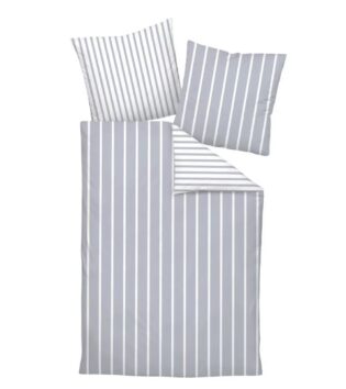 Streifen Bettwäsche 59028 von Janine Bettwäsche-Set in der Farbe platin und weißen vertikalen Streifen. Das Set besteht aus einem Bettdeckenbezug und zwei Kissenbezügen. Die Streifen sind auf einer Seite des Bettbezugs platin mit weißen Linien, die Rückseite zeigt das umgekehrte Muster mit weißen Hintergrund und platin Streifen.