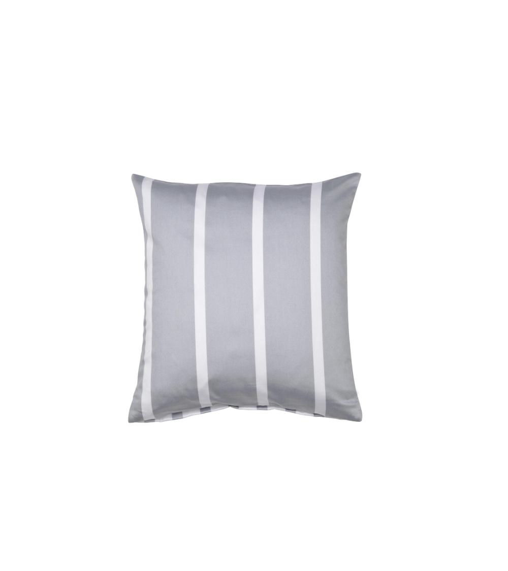 Quadratisches kissen in der Farbe platin mit weißen vertikalen Streifen auf hellem Hintergrund, schlichtes, modernes Design.