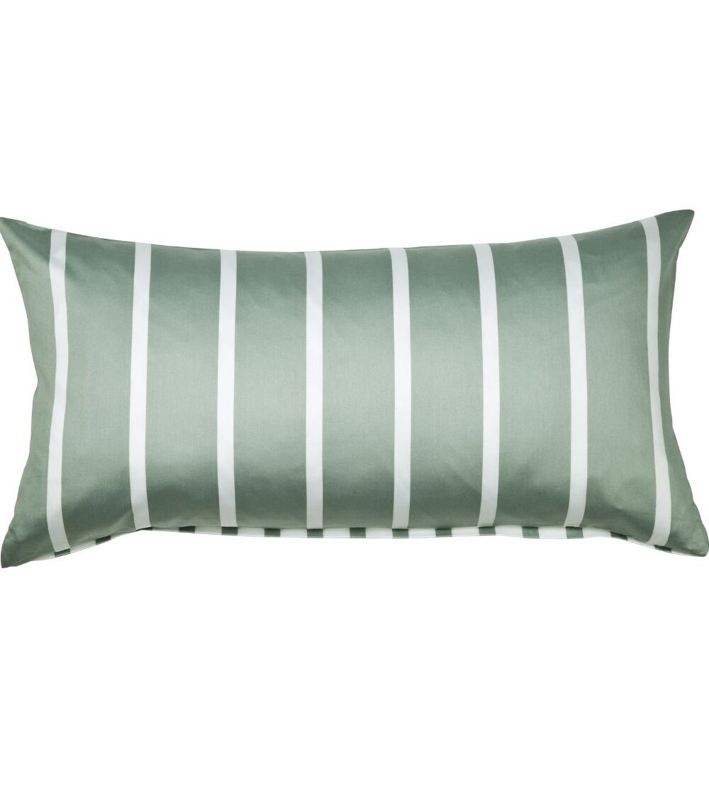 rechteckige kissen in der Farbe salbeigruen mit weißen vertikalen Streifen auf hellem Hintergrund, schlichtes, modernes Design.