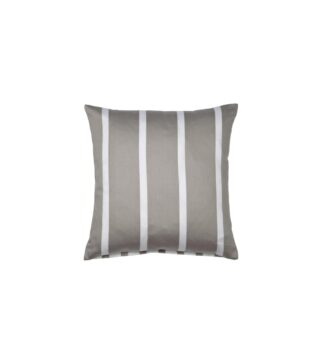 Quadratisches kissen in der Farbe vulkan mit weißen vertikalen Streifen auf hellem Hintergrund, schlichtes, modernes Design.