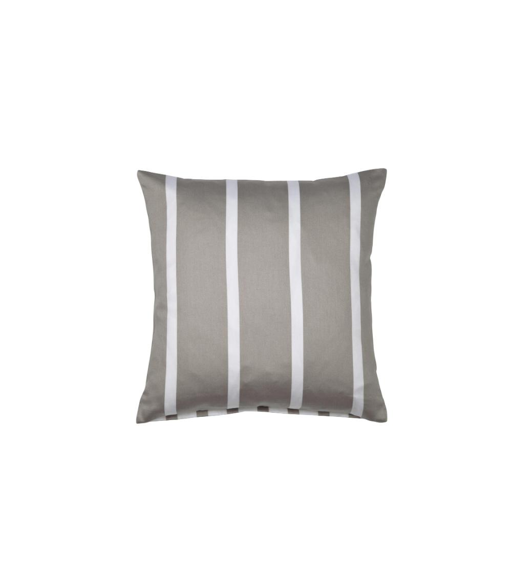 Quadratisches kissen in der Farbe vulkan mit weißen vertikalen Streifen auf hellem Hintergrund, schlichtes, modernes Design.