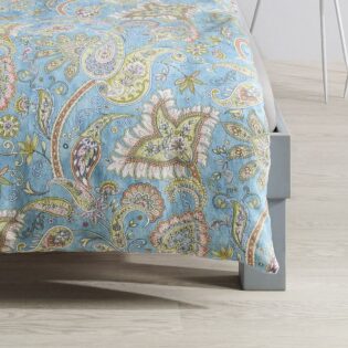 Bettwäsche-Set mit türkisfarbenem Paisley-Muster.