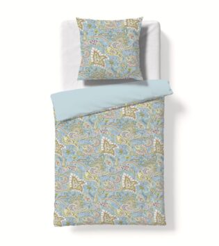 fleuresse Bettwäsche Provence Cassis aus Halbleinen. Bettwäsche-Set mit türkisfarbenem Paisley-Muster, bestehend aus Decke und Kissen. Die Rückseite der Bettdecke ist einfarbig hellblau.