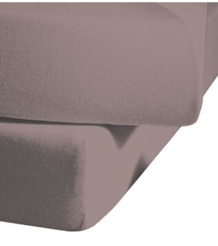 Spannbettlaken „Colours“ von Fleuresse in mauve, das über zwei übereinanderliegenden Matratzen gespannt ist.