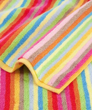 Cawö Badematte Multicolor mit schmalen, Streifen in Pink, Rot, Orange, Gelb, Grün, Blau, lila und Grau auf weißem Hintergrund.