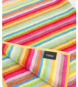 Cawö Badematte Multicolor mit schmalen, Streifen in Pink, Rot, Orange, Gelb, Grün, Blau, lila und Grau auf weißem Hintergrund.