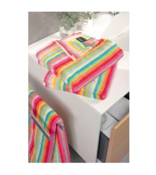 Cawö Handtuch in Multicolor mit schmalen Streifen in Pink, Rot, Orange, Gelb, Grün, Blau, Lila und Grau auf einem weißen Waschbecken.